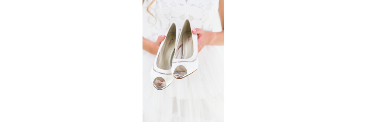 Elegante Brautschuhe in Ivory Satin für deinen großen Tag - Brautschuhe Ivory Satin, flache Brautschuhe, Braut Pumps, Braut Ballerinnas, Brautschuhe mit niedrigem Absatz.